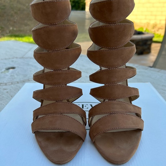 ✨NEW✨Steve Madden NUBUCK LEATHER Tan Cut-Out Heels - Picture 7 of 13